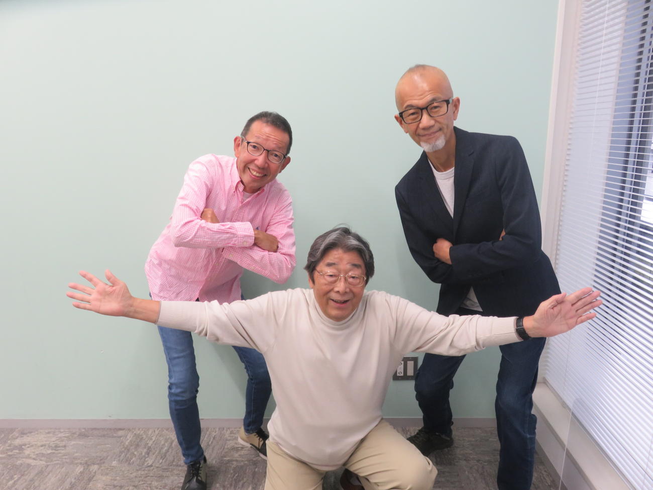 「絶体絶命のエレジー」を配信リリースしたG3s。左から松本秀夫、高嶋ひでたけ、上柳昌彦アナウンサー