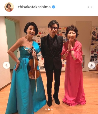 藤井フミヤ（中央）、森山良子（右）と写真に納まる高嶋ちさ子（高嶋ちさ子のインスタグラムより）