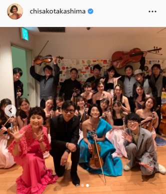 高嶋ちさ子（前列左から3人目）は、藤井フミヤ（前列左から2人目）、森山良子（前列左）らと集合写真（高嶋ちさ子のインスタグラムより）