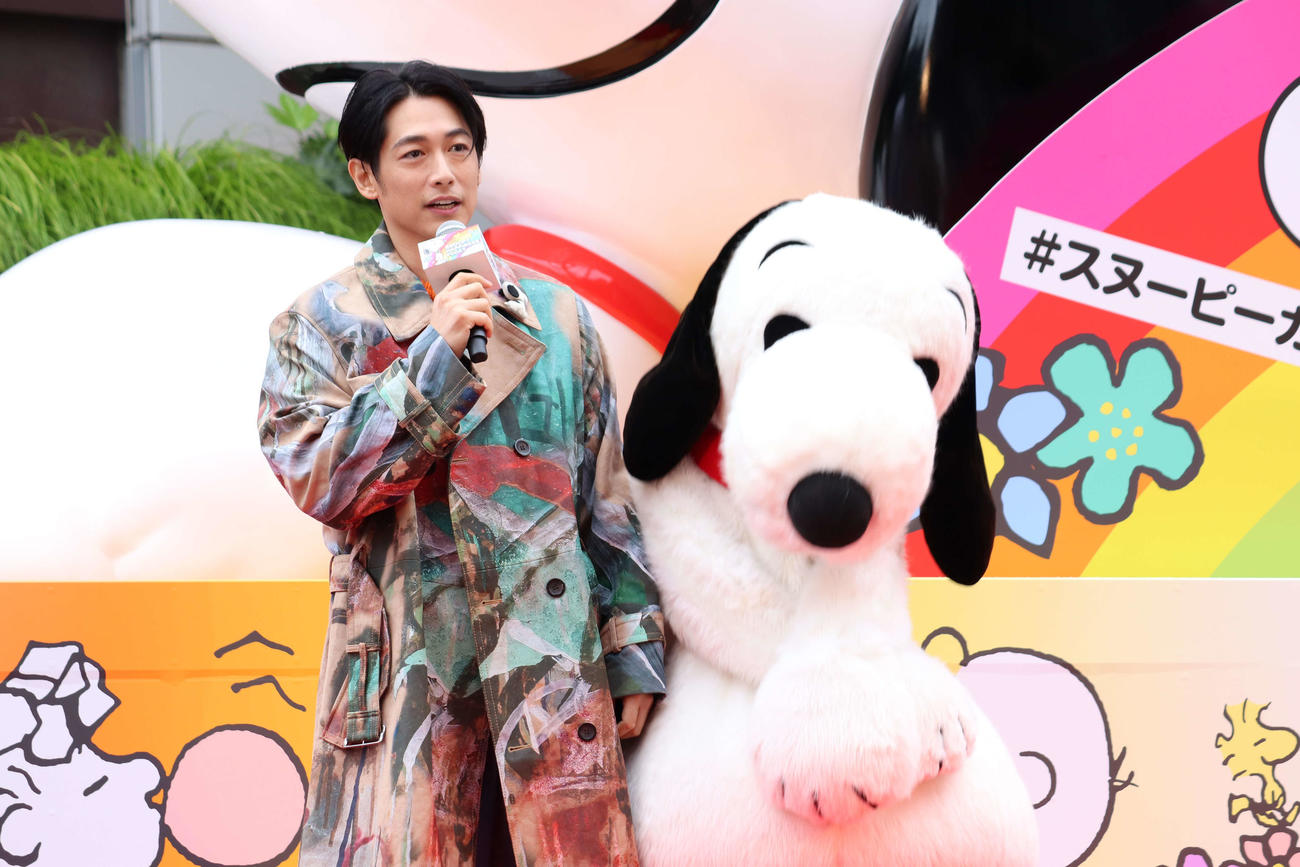ディーン・フジオカ、体を寄せ合いスヌーピー愛爆発「忘れている記憶をよみがえらせる存在です」 - 芸能写真ニュース : 日刊スポーツ