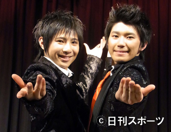山上兄弟の左から兄佳之介、弟暁之進（２０１１年３月）