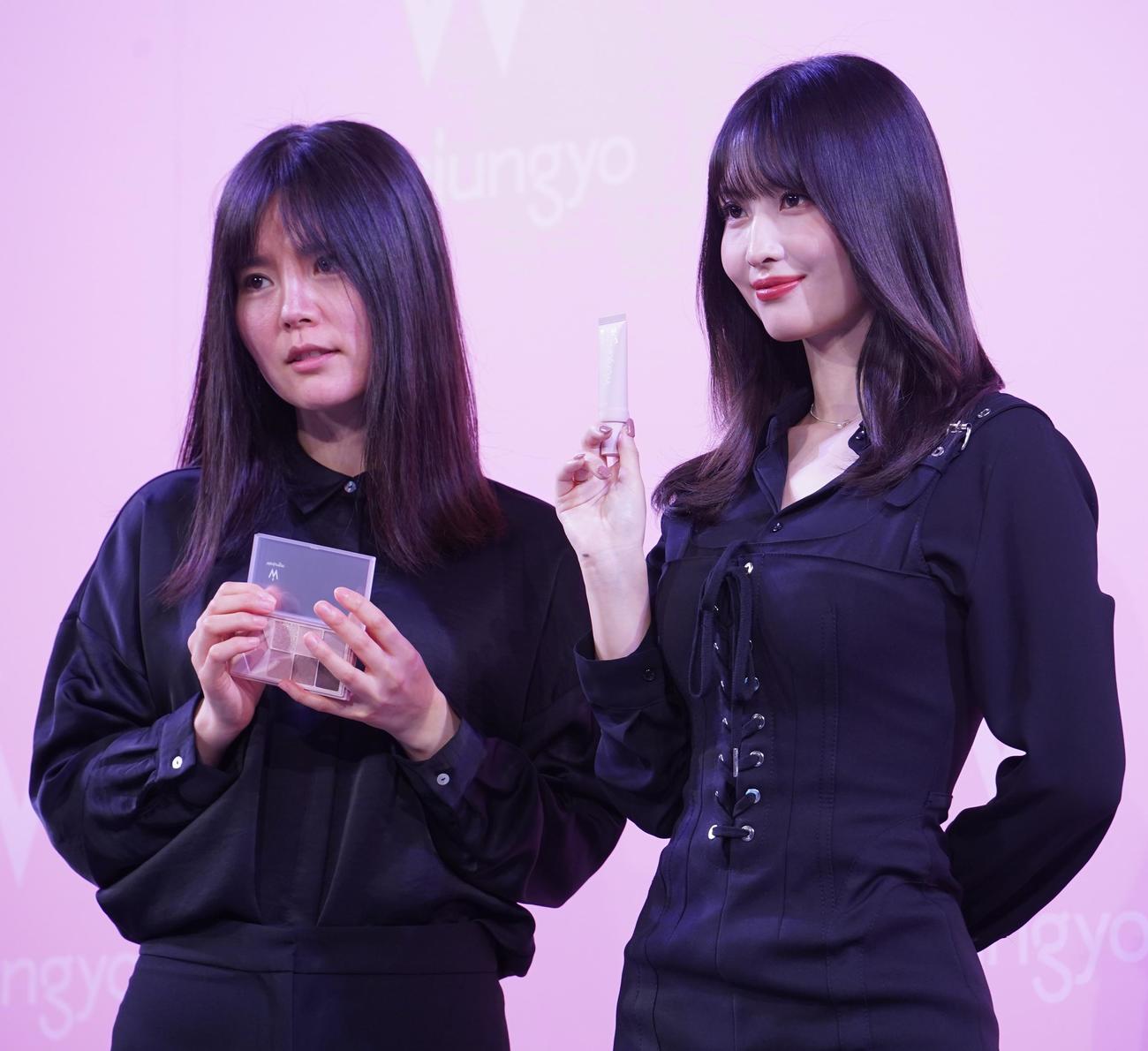 「ウォンジョンヨ」のローンチ発表会に出席したTWICEのモモ（右）とウォン・ジョンヨ氏（撮影・佐藤勝亮）