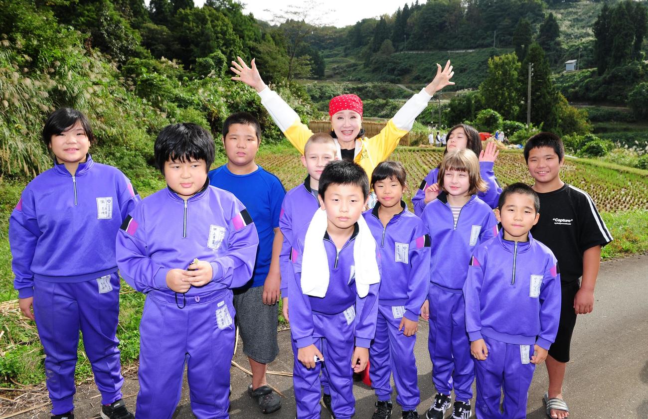 山古志小の児童たちと小林幸子