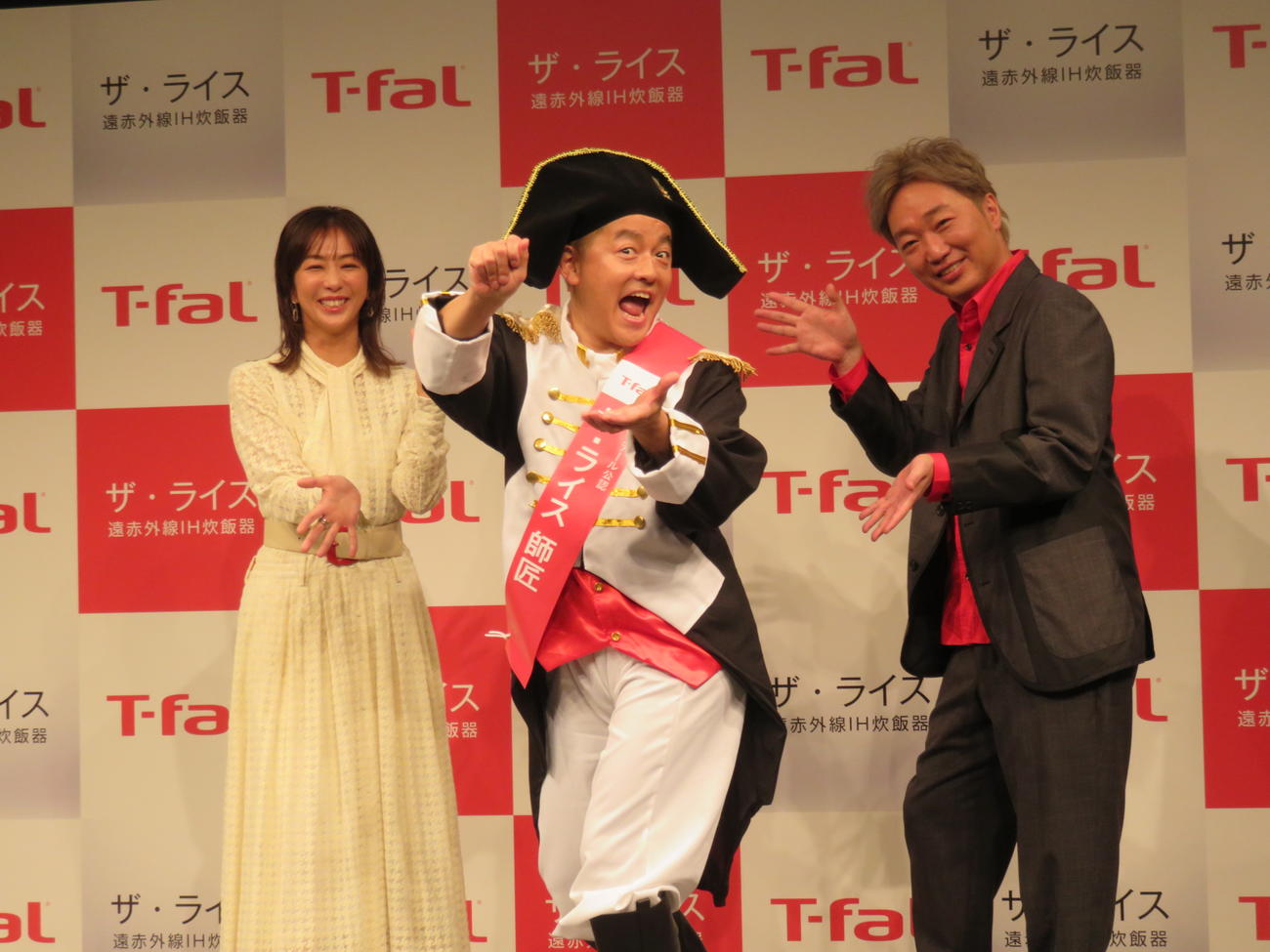 ティファールの新商品発表会に出席した（左から）優香、スピードワゴン井戸田潤、小沢一敬