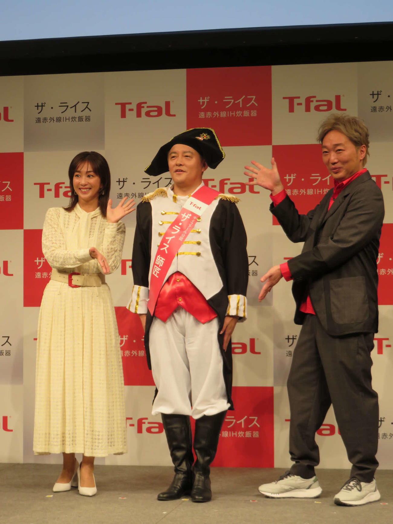 ティファールの新商品発表会に出席した（左から）優香、スピードワゴン井戸田潤、小沢一敬