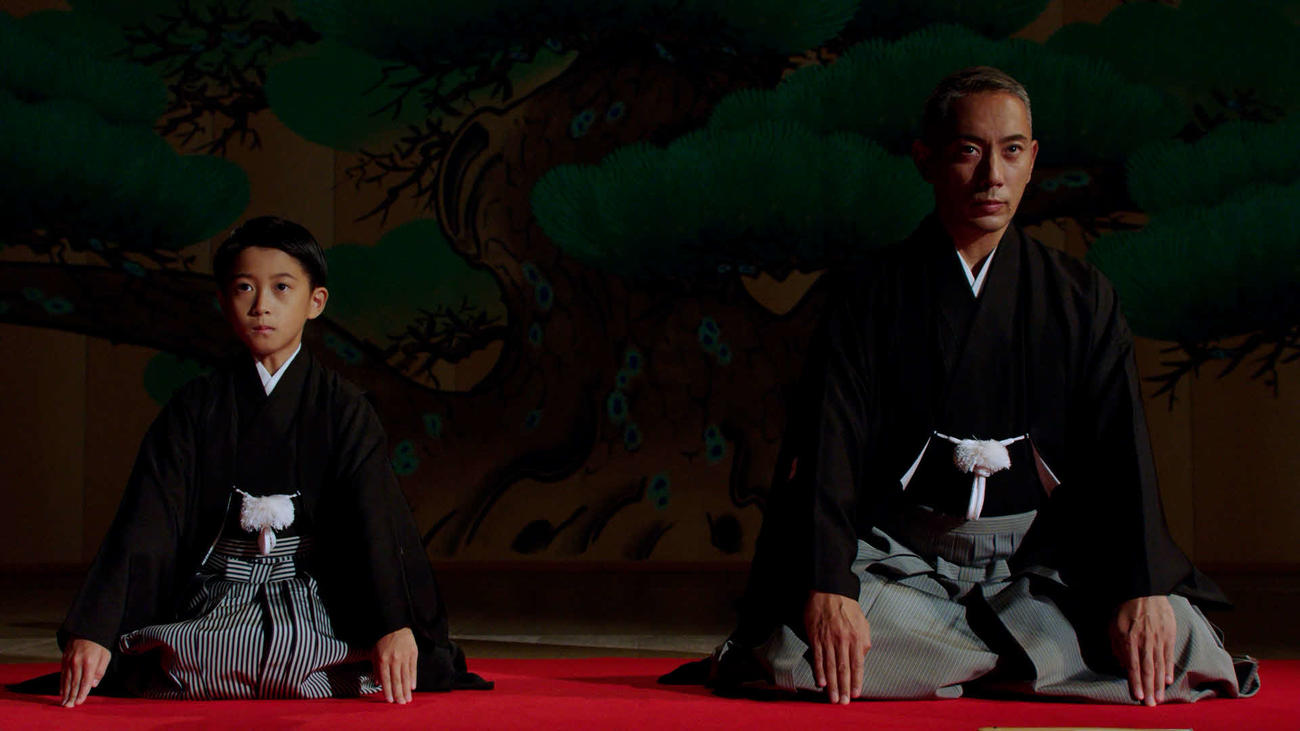 襲名披露公演に向け制作されたCMに出演する堀越勸玄君（左）、市川海老蔵