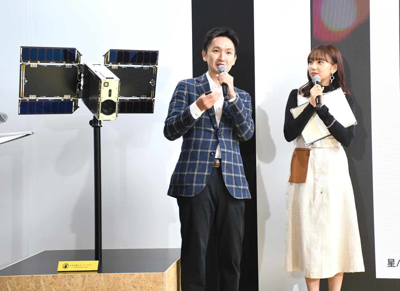 没入型体験空間「PLAY SPACE．」オープニングステージでMCを務めた新内眞衣（右）。左はソニーグループ宇宙戦略プロデューサーの村木祐介氏（撮影・大友陽平）