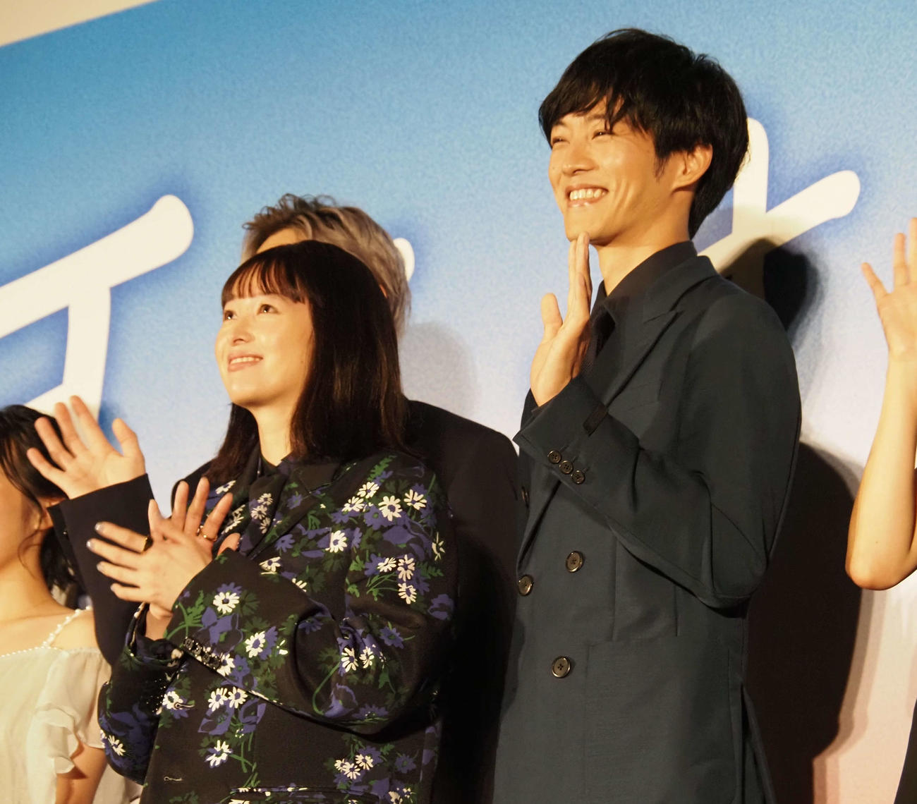 映画「耳をすませば」公開初日舞台あいさつに出席した清野菜名（左）と松坂桃李（撮影・遠藤尚子）