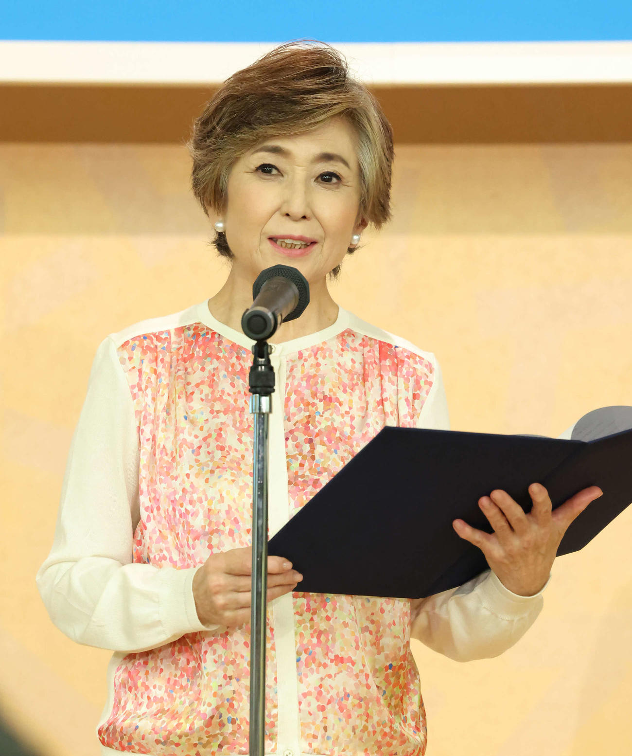 WFPチャリティーエッセイコンテスト2022表彰式でWFP賞の作品を朗読する竹下景子（撮影・丹羽敏通）