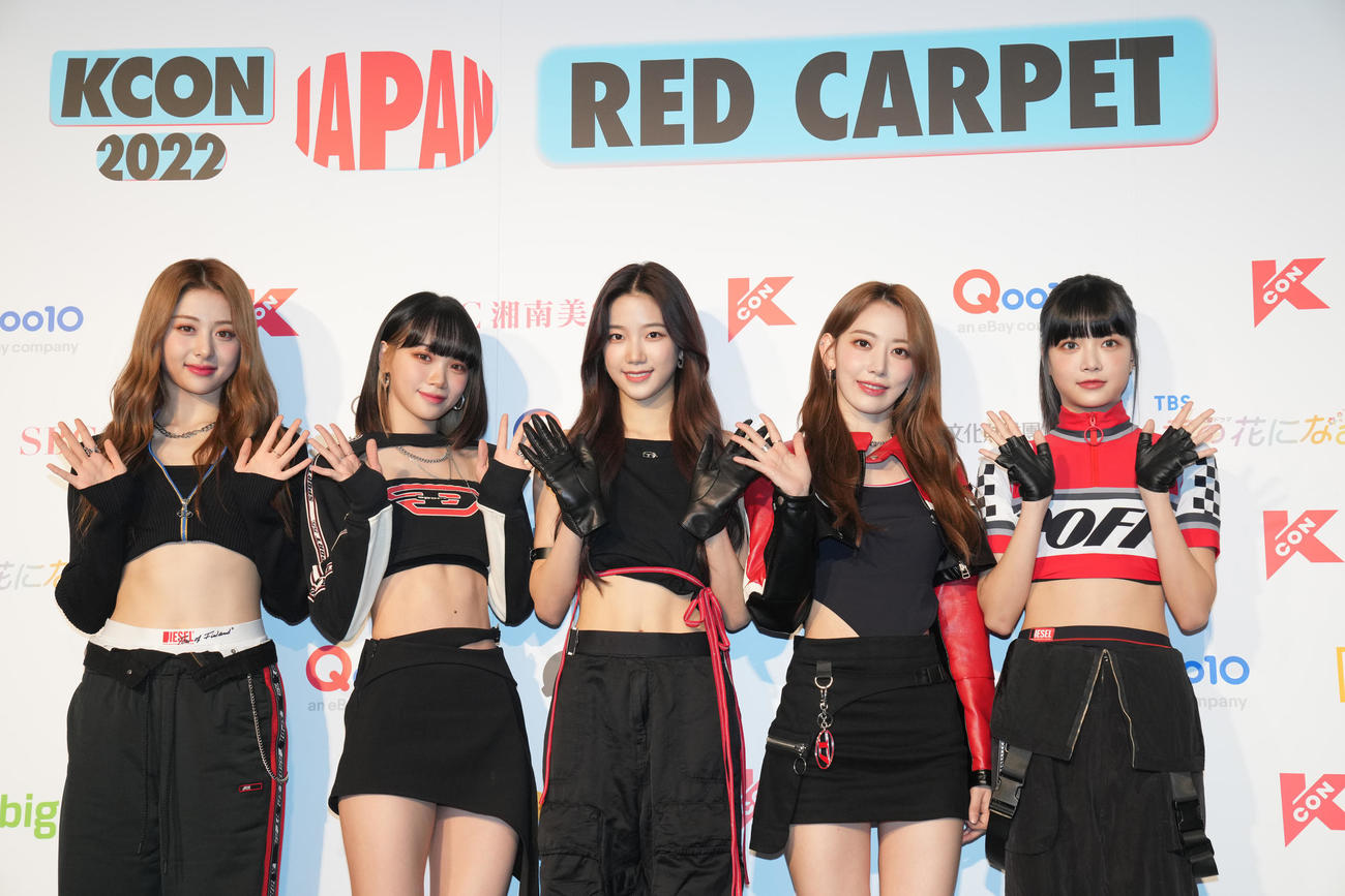 「KCON 2022 JAPAN」のフォトセッションでポーズを決めるLE SSERAFIM（撮影・鈴木みどり）
