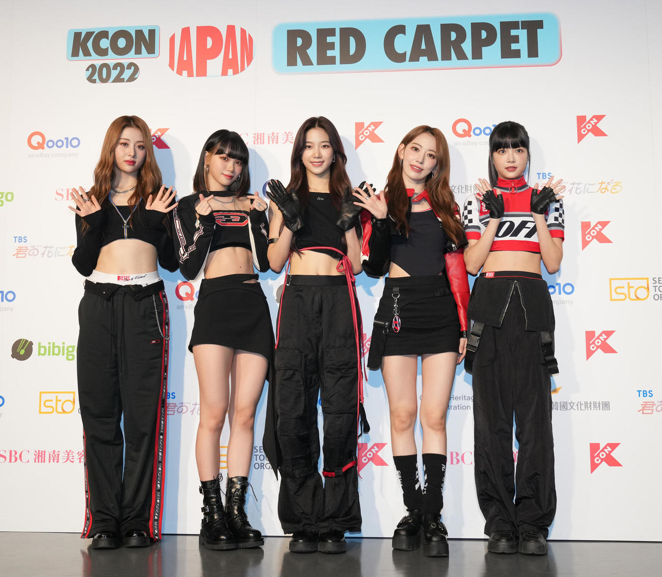 「KCON 2022 JAPAN」のフォトセッションでポーズを決めるLE SSERAFIM（撮影・鈴木みどり）