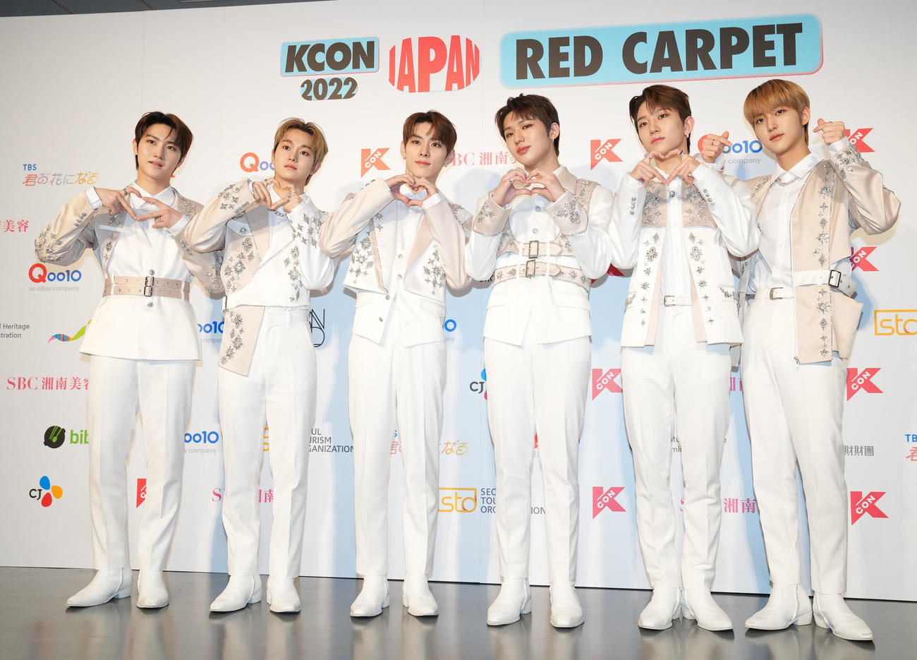 「KCON 2022 JAPAN」のフォトセッションでポーズを決めるTNX（撮影・鈴木みどり）