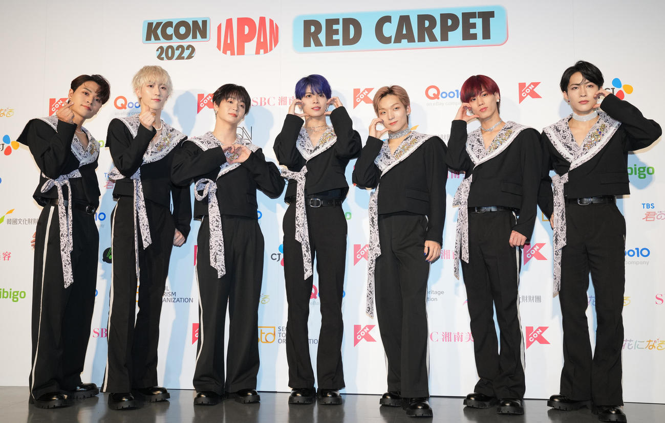 「KCON 2022 JAPAN」のフォトセッションでポーズを決めるOCTPATH（撮影・鈴木みどり）