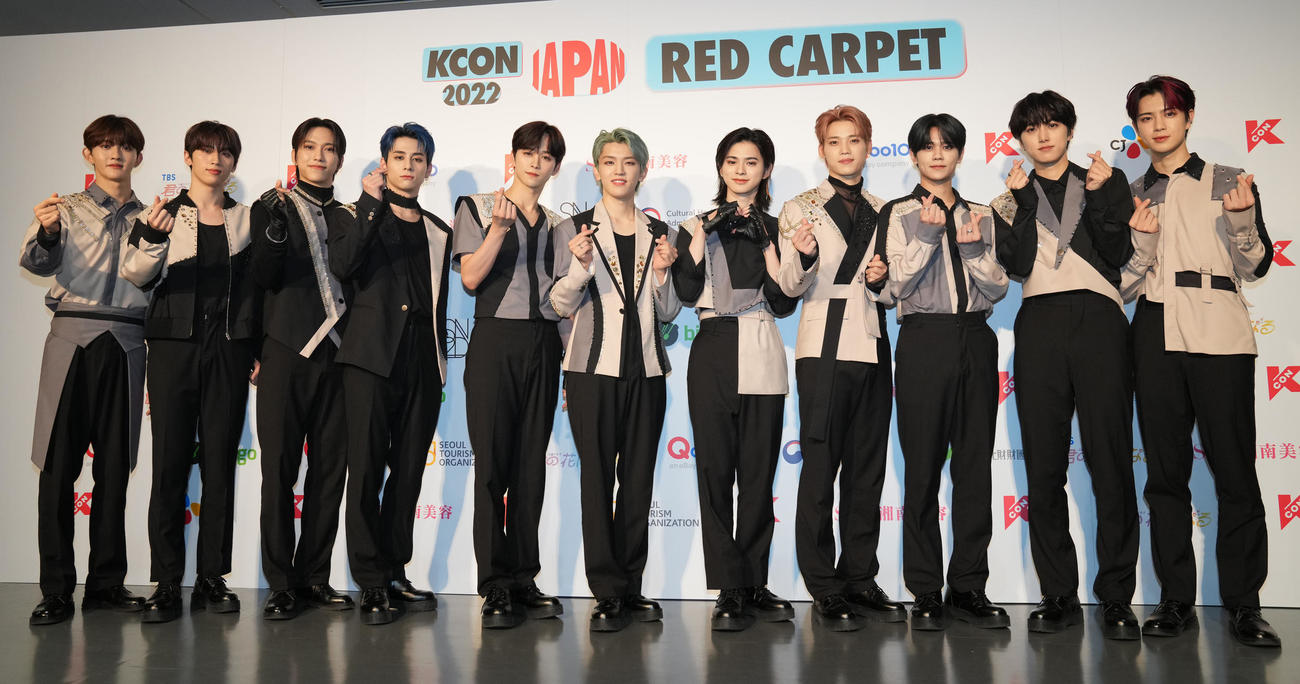 「KCON 2022 JAPAN」のフォトセッションでポーズを決めるINI（撮影・鈴木みどり）