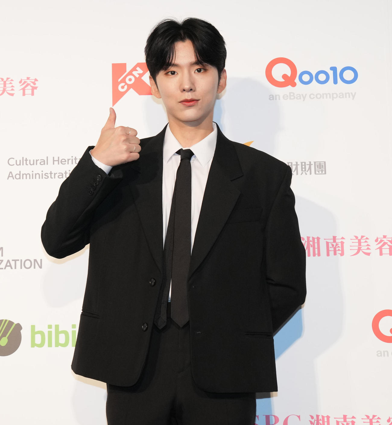 「KCON 2022 JAPAN」のフォトセッションでポーズを決めるKIHYUN（撮影・鈴木みどり）
