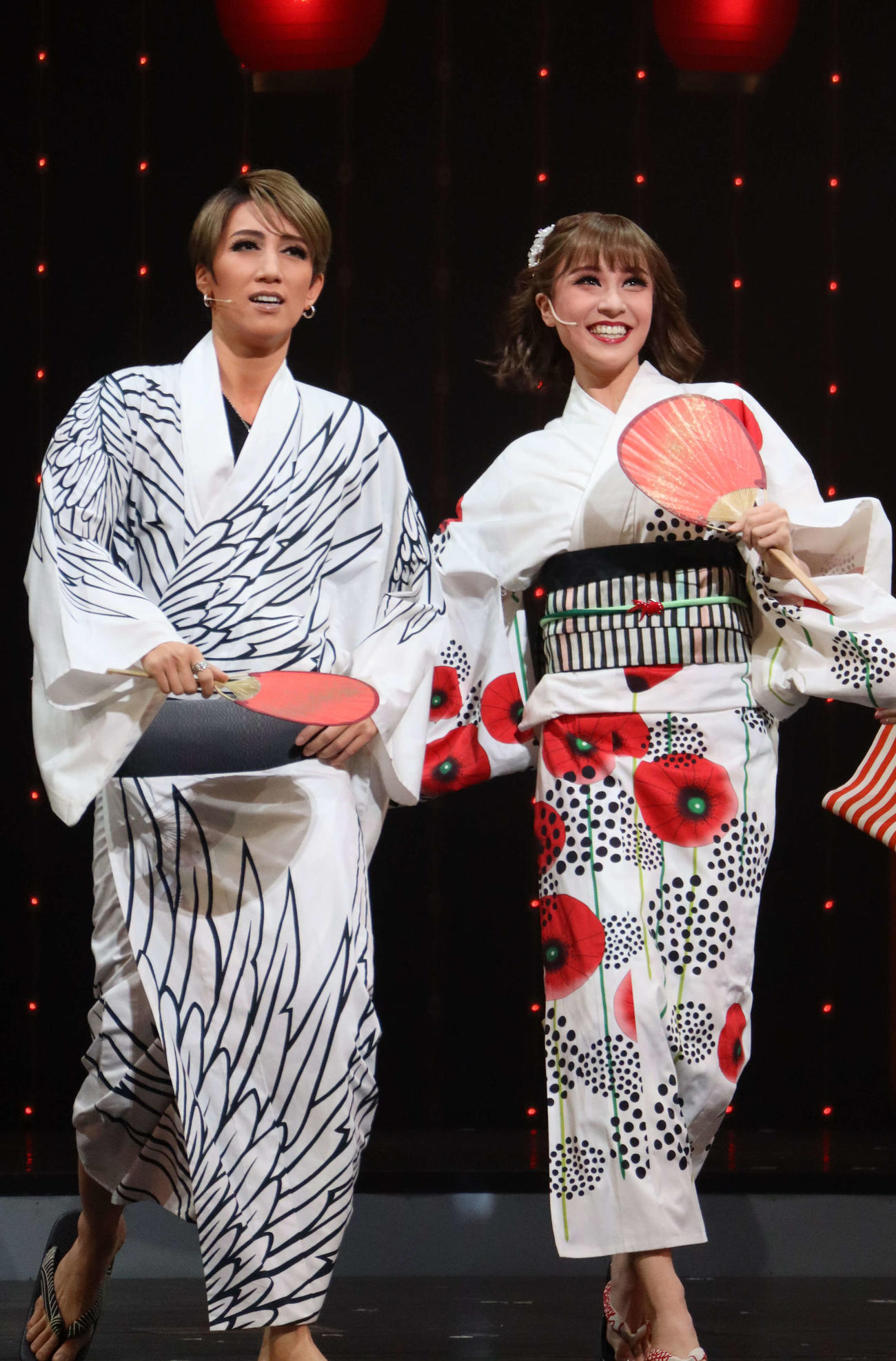 宝塚歌劇宙組公演「HiGH＆LOW－THE PREQUEL－」の真風涼帆（左）、潤花