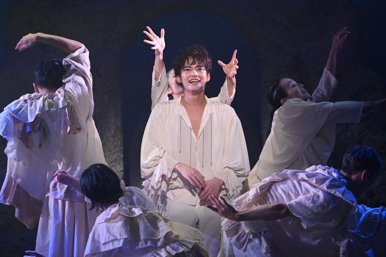 フォトコールで熱演する中山優馬（撮影・滝沢徹郎）