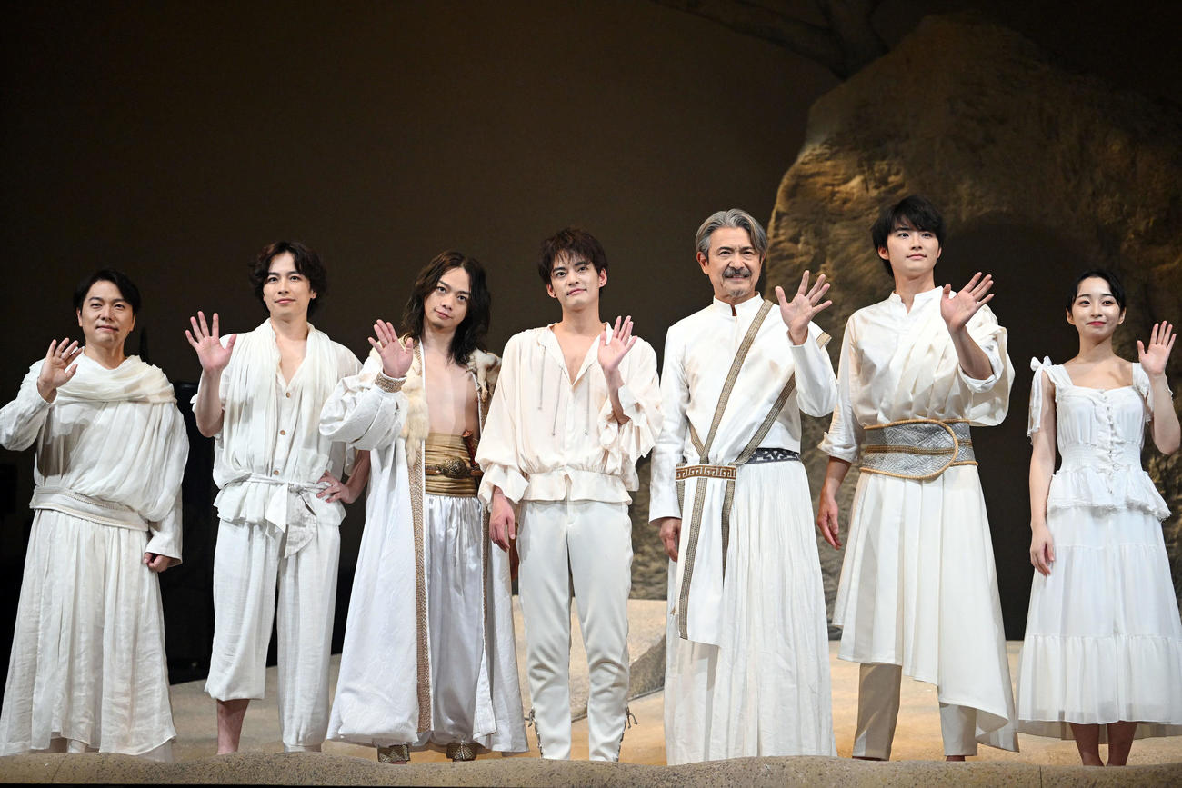 即興演劇舞踊劇「砂の城」の取材会で記念撮影する中山優馬（中央）。左から野島健児、鈴木勝吾、池田純矢、1人おいて升毅、岐洲匠、夏川アサ（撮影・滝沢徹郎）