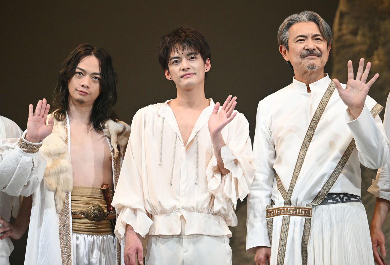 即興演劇舞踊劇「砂の城」の取材会でカメラに手を振る中山優馬（中央）。左は池田純矢と升毅（撮影・滝沢徹郎）