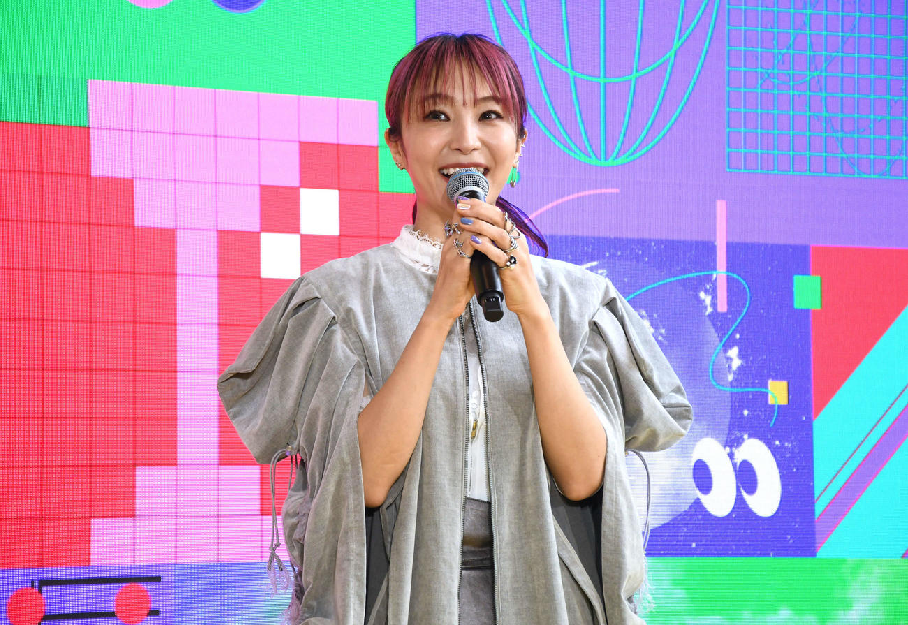 没入型の宇宙体験空間「PLAY SPACE．」オープニングステージに登場し笑顔のLiSA（撮影・大友陽平）