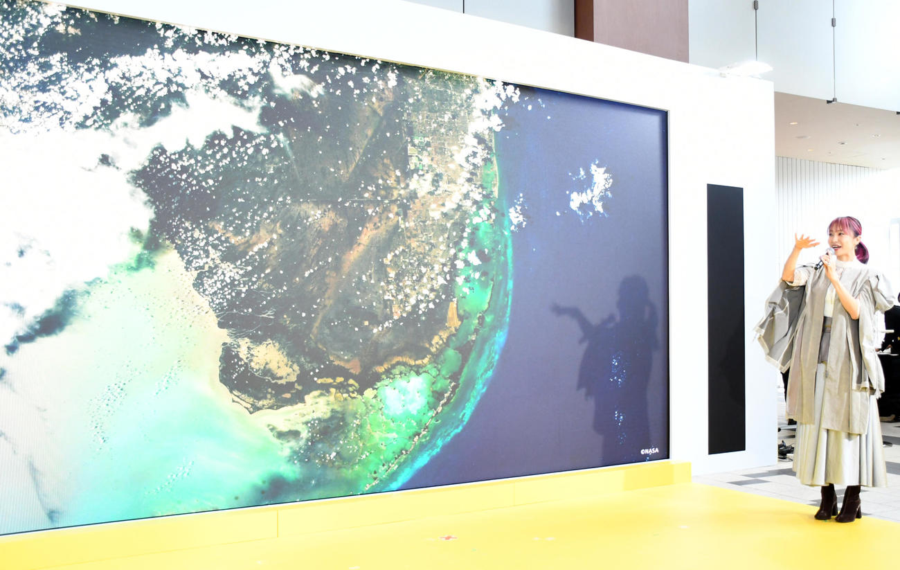 没入型の宇宙体験空間「PLAY SPACE．」での体験で撮影した映像を見て笑顔のLiSA（撮影・大友陽平）