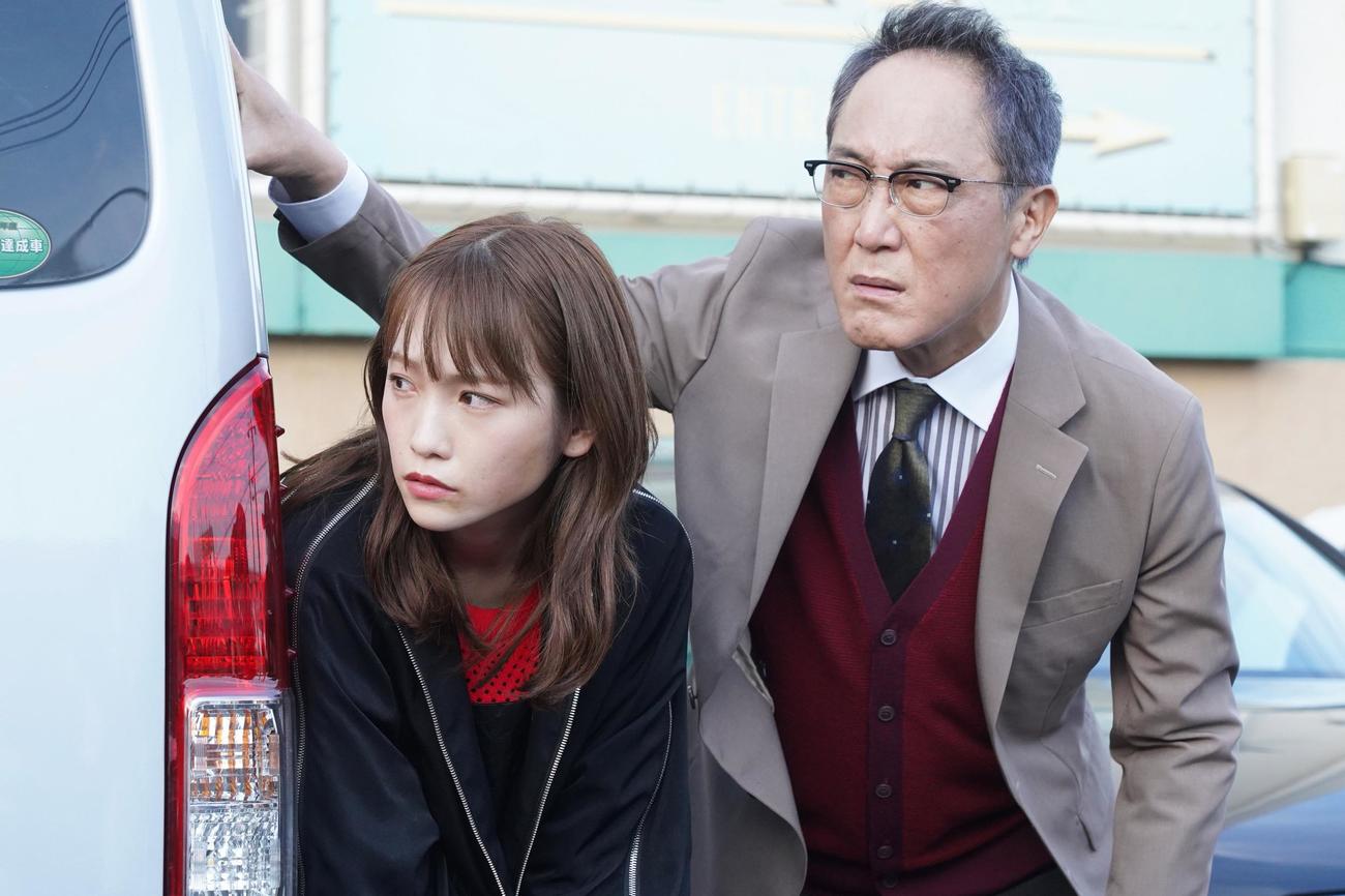 ナミ（川栄李奈＝左）と白菱正人（佐野史郎）（C)フジテレビ