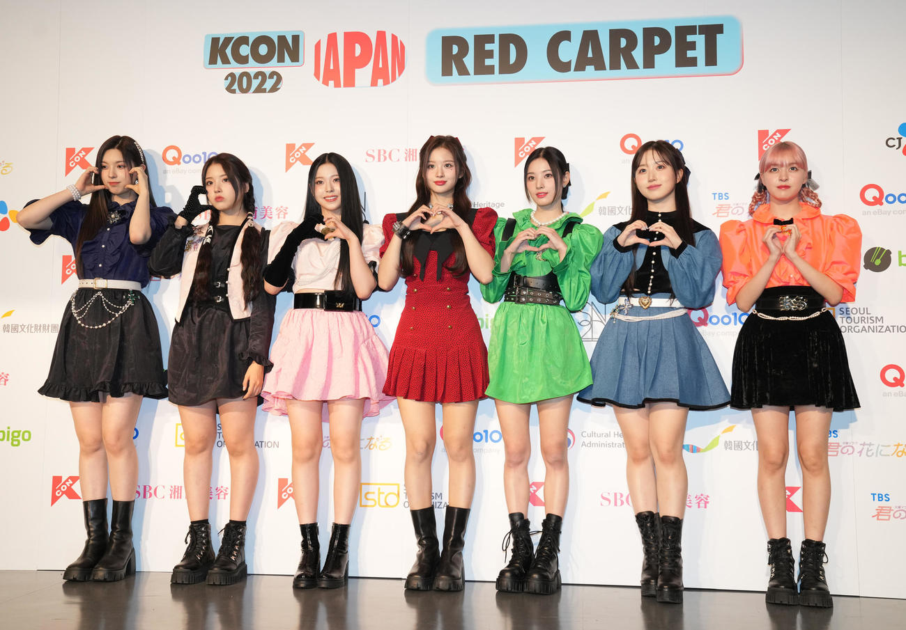 「KCON 2022 JAPAN」のフォトセッションでポーズを決めるNMIXX（撮影・鈴木みどり）