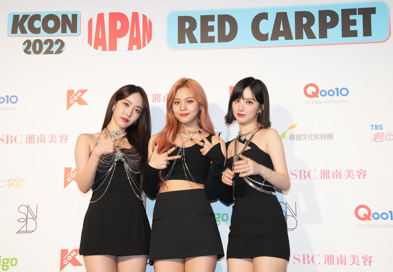 「KCON 2022 JAPAN」のフォトセッションでポーズを決めるVIVIZ（撮影・鈴木みどり）