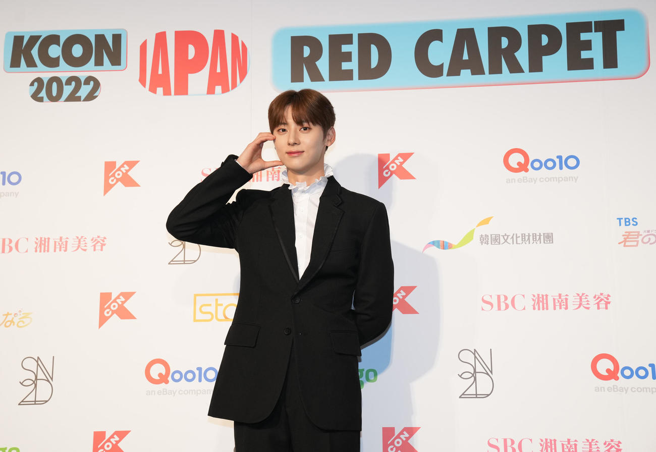「KCON 2022 JAPAN」のフォトセッションでポーズを決めるファン・ミンヒョン（撮影・鈴木みどり）