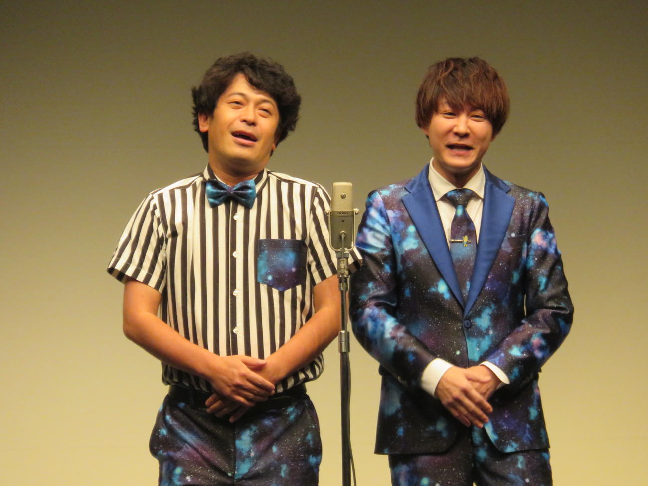 流れ星☆は“ダメなレフェリー”のちゅうえい（左）と“ダメな純烈”のたきうえ