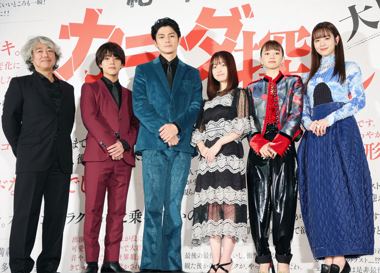 映画「カラダ探し」公開記念舞台あいさつ　左から羽住英一郎監督、醍醐虎汰朗、眞栄田郷敦、橋本環奈、山本舞香、横田真悠（撮影・宮地輝）
