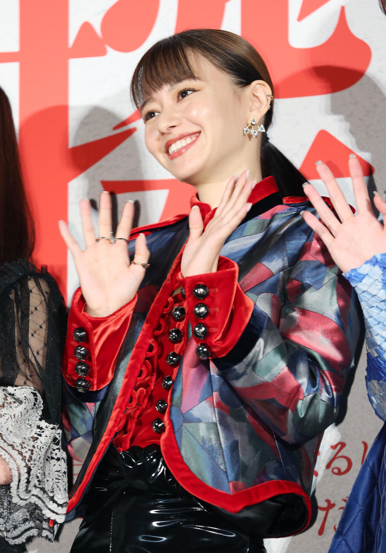 映画「カラダ探し」公開記念舞台あいさつ　笑顔で手を振る山本舞香（撮影・宮地輝）