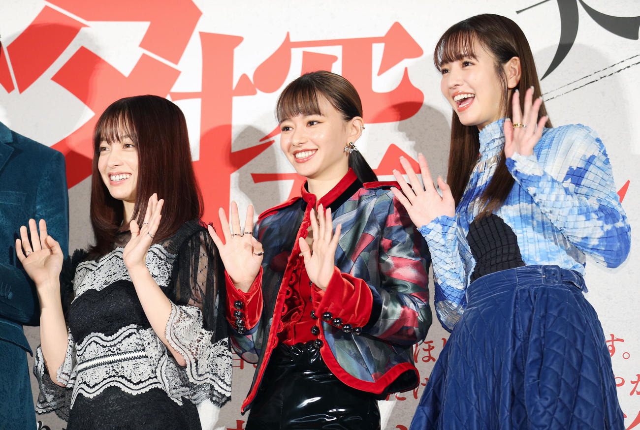 映画「カラダ探し」公開記念舞台あいさつ　笑顔で手を振る。左から橋本環奈、山本舞香、横田真悠（撮影・宮地輝）