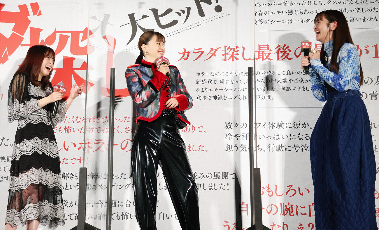 映画「カラダ探し」公開記念舞台あいさつ　笑顔で話す。左から橋本環奈、山本舞香、横田真悠（撮影・宮地輝）
