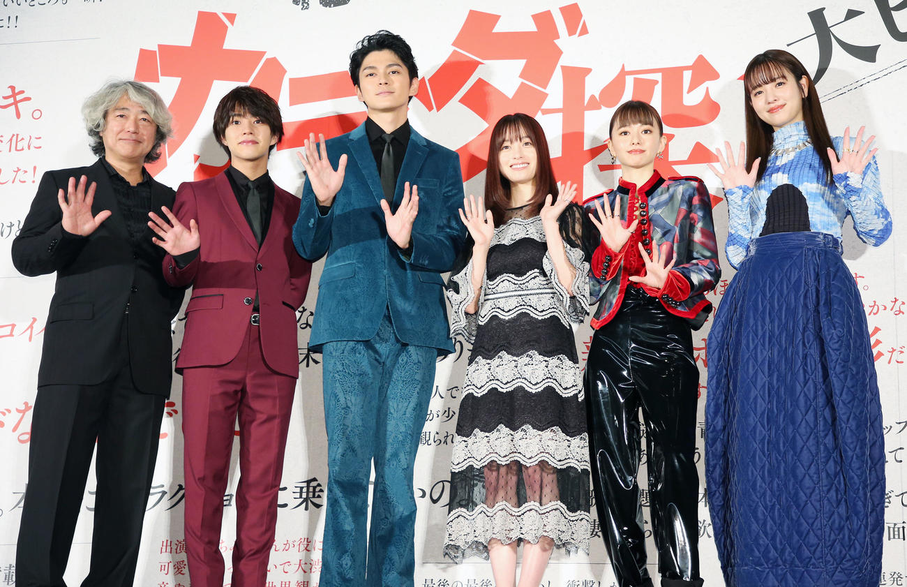映画「カラダ探し」公開記念舞台あいさつ　笑顔で手を振る登壇者。左から羽住英一郎監督、醍醐虎汰朗、眞栄田郷敦、橋本環奈、山本舞香、横田真悠（撮影・宮地輝）
