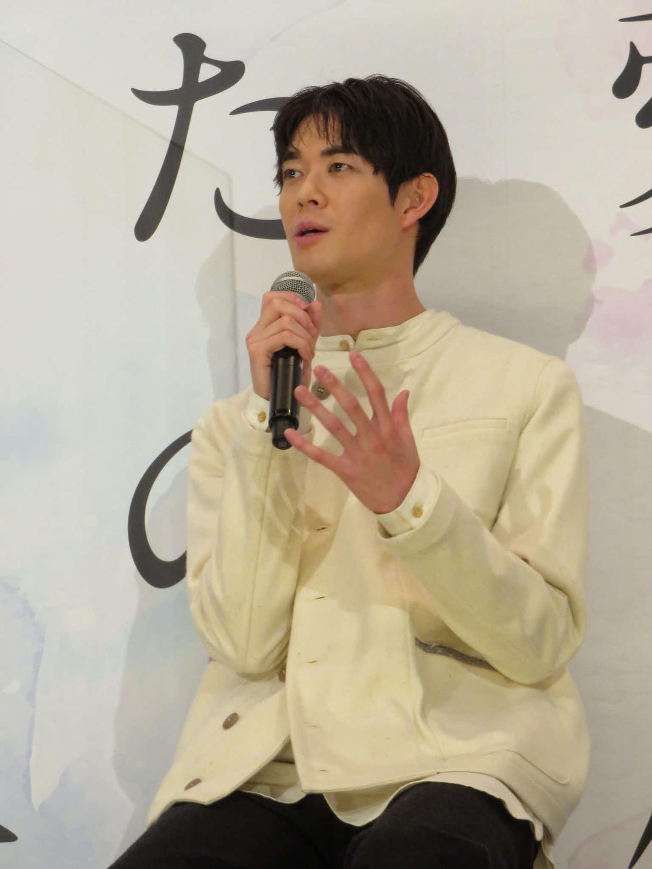 アニメ映画「僕が愛したすべての君へ」と「君を愛したひとりの僕へ」の舞台あいさつに登壇した宮沢氷魚