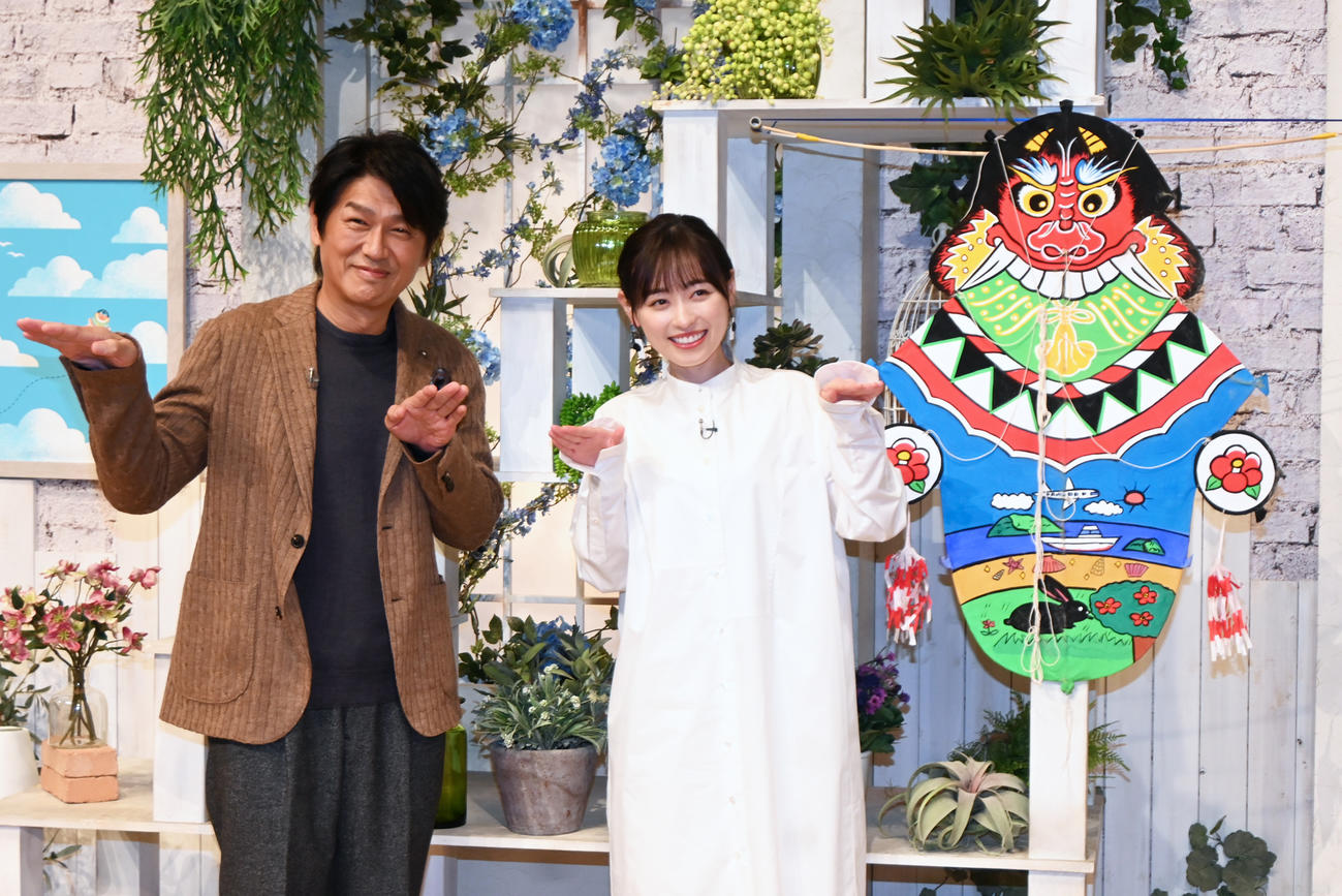 舞い上がれのポーズを決める高橋克典（左）、福原遥（撮影・松浦隆司）