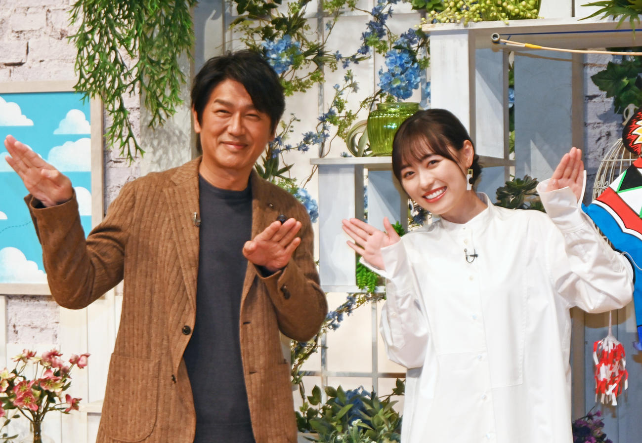 舞い上がれのポーズを決める高橋克典（左）、福原遥（撮影・松浦隆司）
