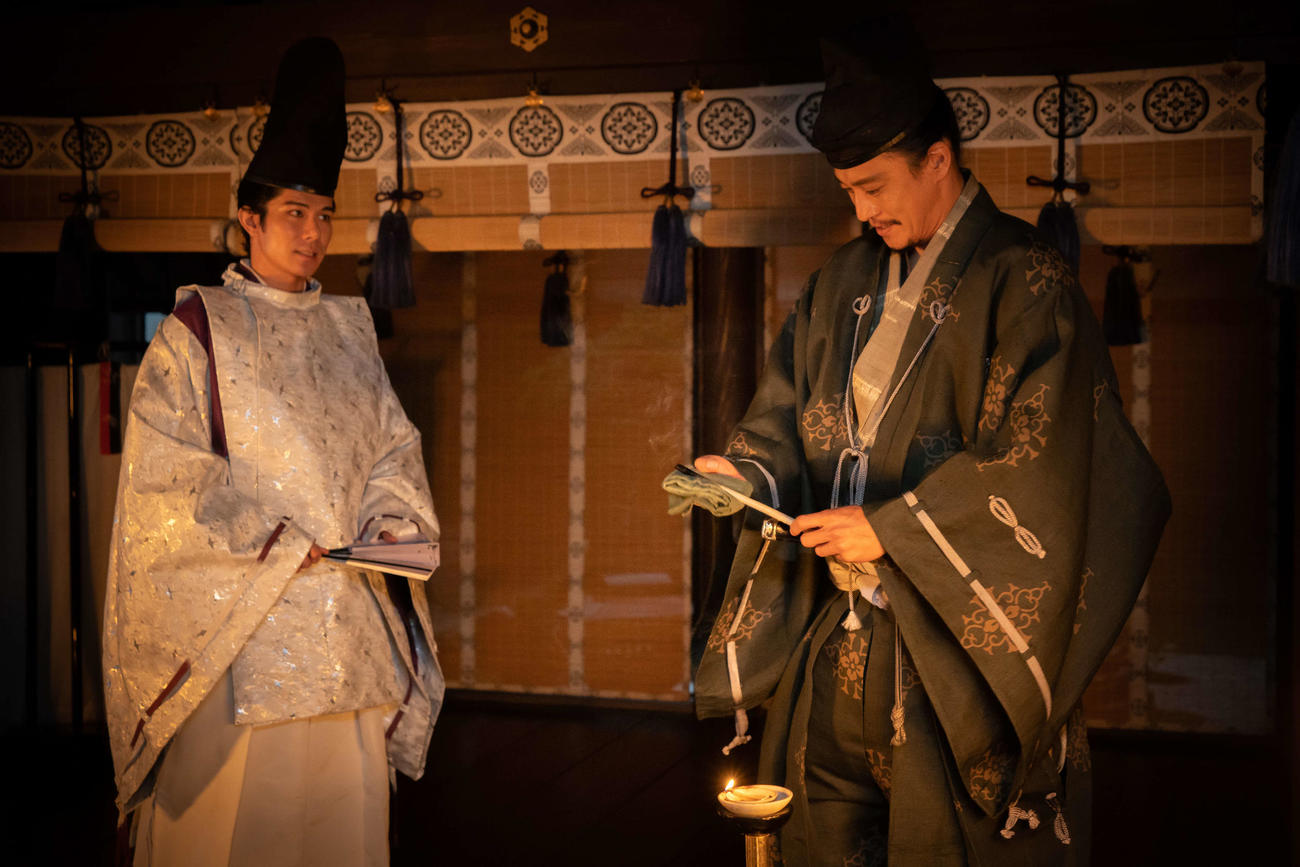 NHK大河ドラマ「鎌倉殿の13人」で柿澤勇人演じる源実朝（左）と小栗旬演じる北条義時