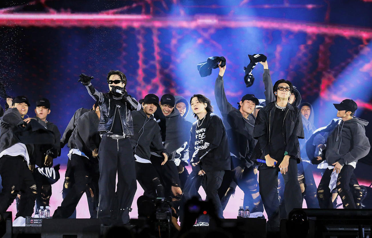 韓国・釜山で無料コンサートを開催したBTS＝15日（ビッグヒットミュージック提供、聯合＝共同）