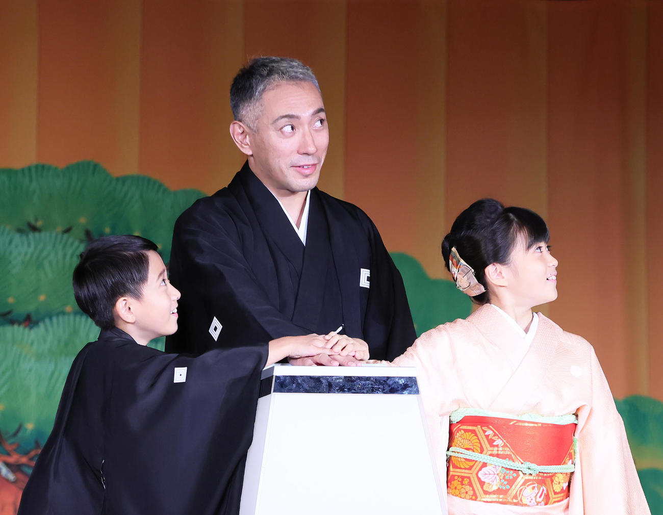 ライトアップされた東京スカイツリーを見つめる市川海老蔵（中央）と長男・堀越勸玄くん（左）、長女・市川ぼたん（撮影・足立雅史）