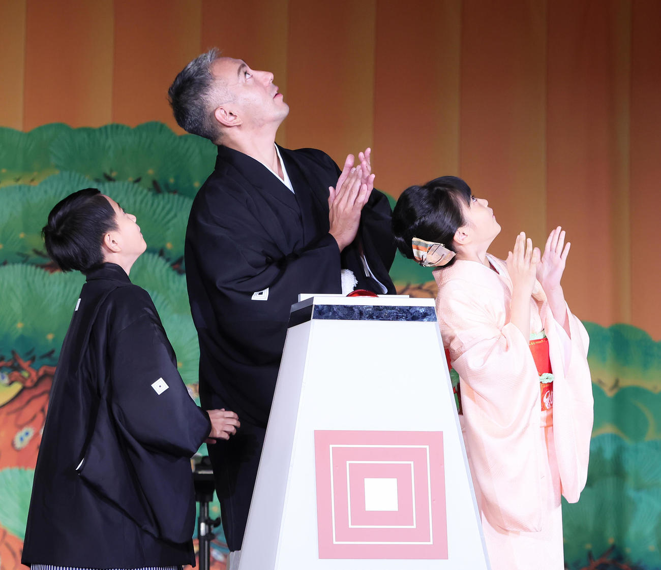 ライトアップされた東京スカイツリーを見つめる市川海老蔵（中央）と長男・堀越勸玄くん（左）、長女・市川ぼたん（撮影・足立雅史）