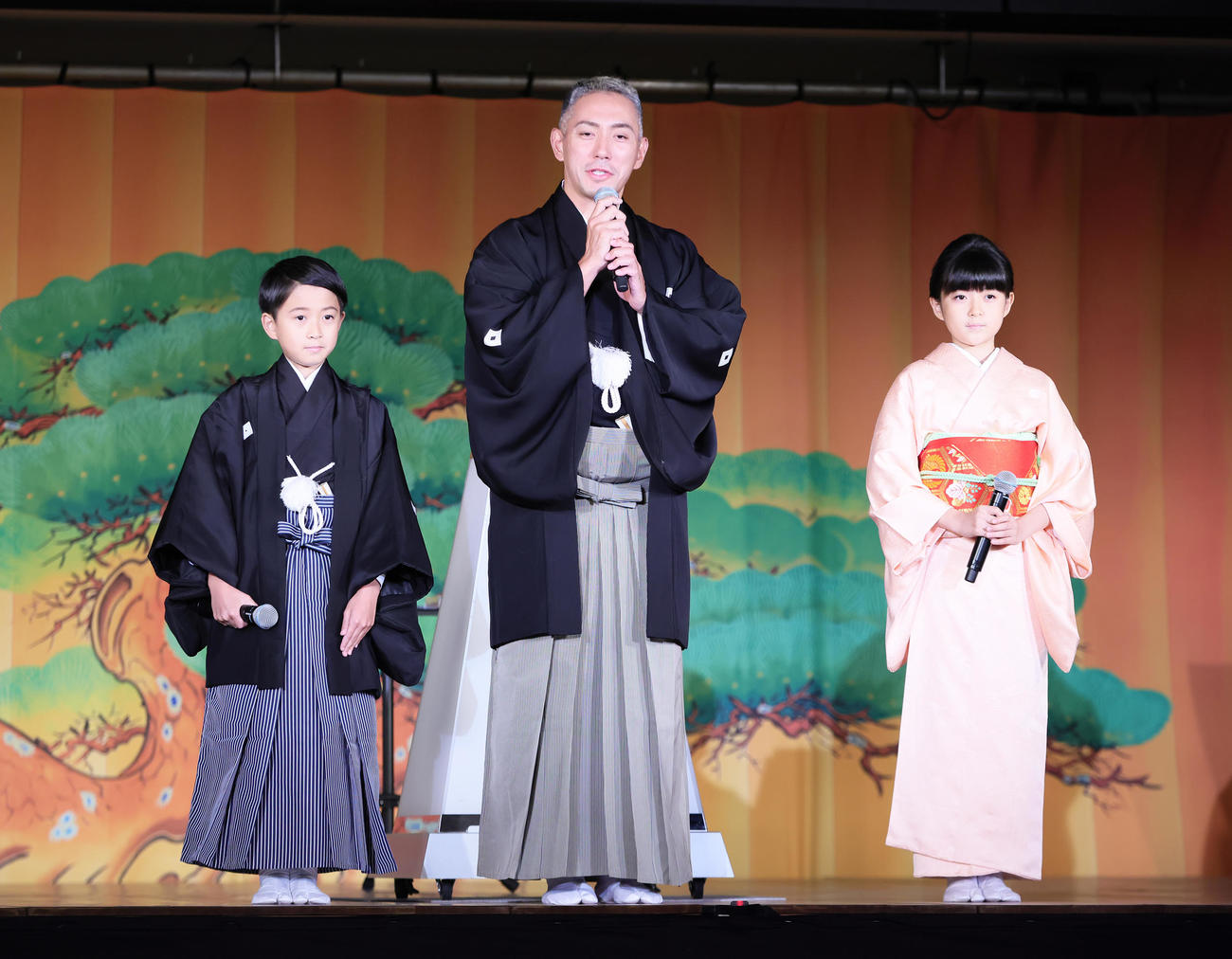 スカイツリーの「点灯式」に登壇した市川海老蔵（中央）と長男・堀越勸玄くん（左）、長女・市川ぼたん（撮影・足立雅史）