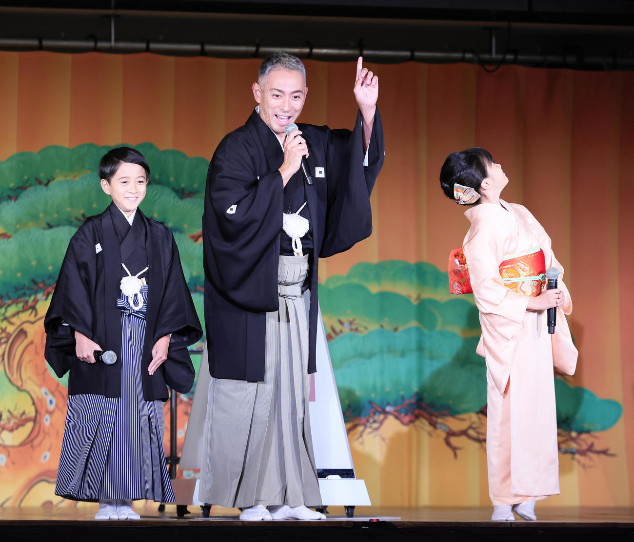 「点灯式」に登壇した市川海老蔵（中央）は東京スカイツリーを指さす。左は長男・堀越勸玄くん、右は長女・市川ぼたん（撮影・足立雅史）