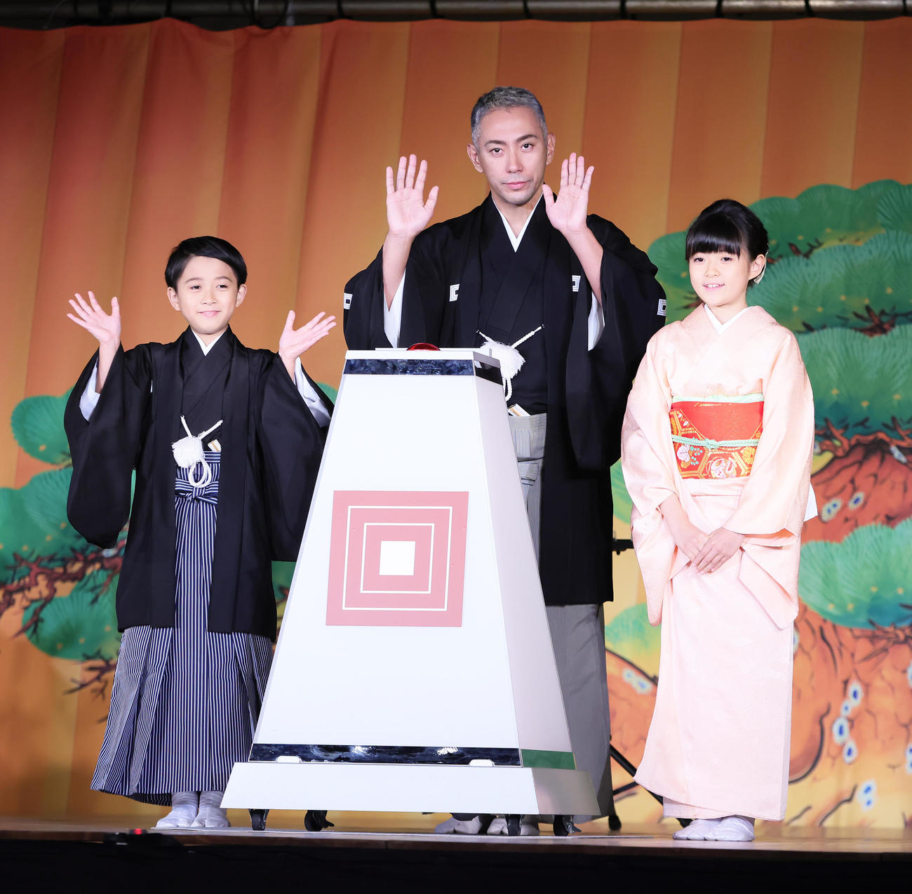 スカイツリーの「点灯式」に登壇した市川海老蔵（中央）と長男・堀越勸玄くん（左）、長女・市川ぼたん（撮影・足立雅史）