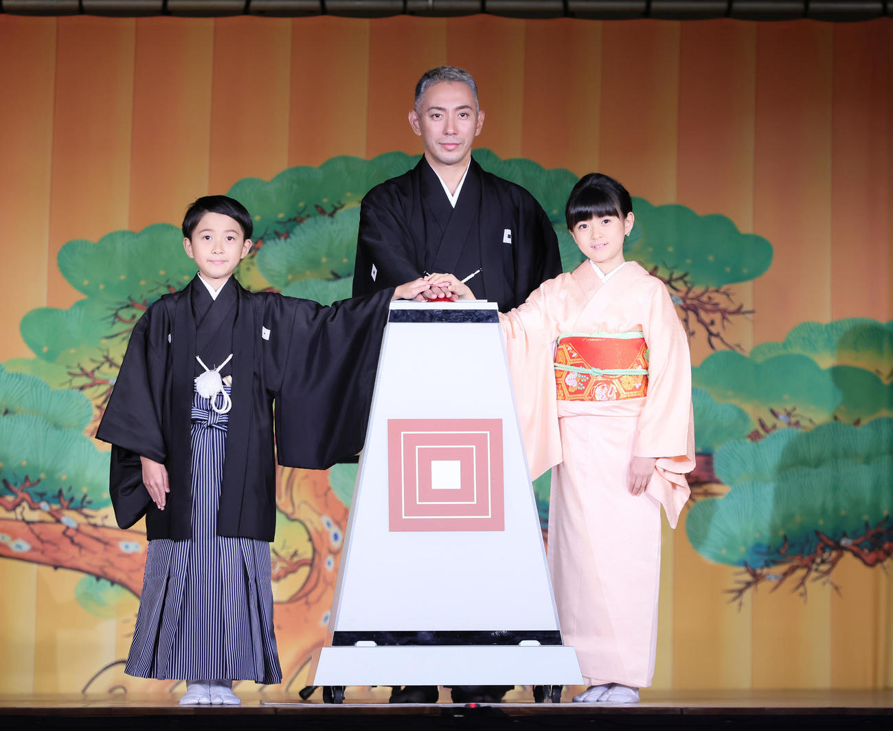 スカイツリーの「点灯式」に登壇した市川海老蔵（中央）と堀越勸玄くん（左）市川ぼたん（撮影・足立雅史）