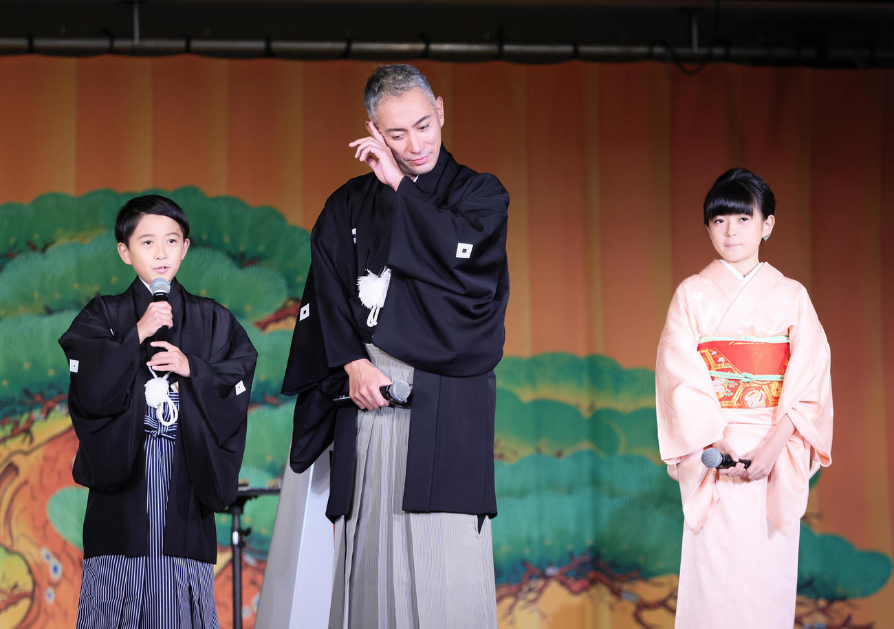 襲名を控える父・市川海老蔵（中央）にメッセージを送る長男・堀越勸玄くん（左）。右は長女・市川ぼたん（撮影・足立雅史）