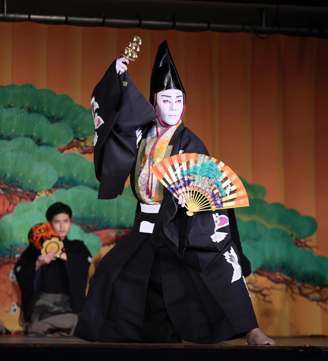 三番叟（さんばそう）を披露する市川海老蔵（撮影・足立雅史）