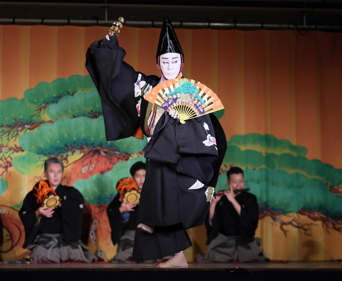 三番叟（さんばそう）を披露する市川海老蔵（撮影・足立雅史）