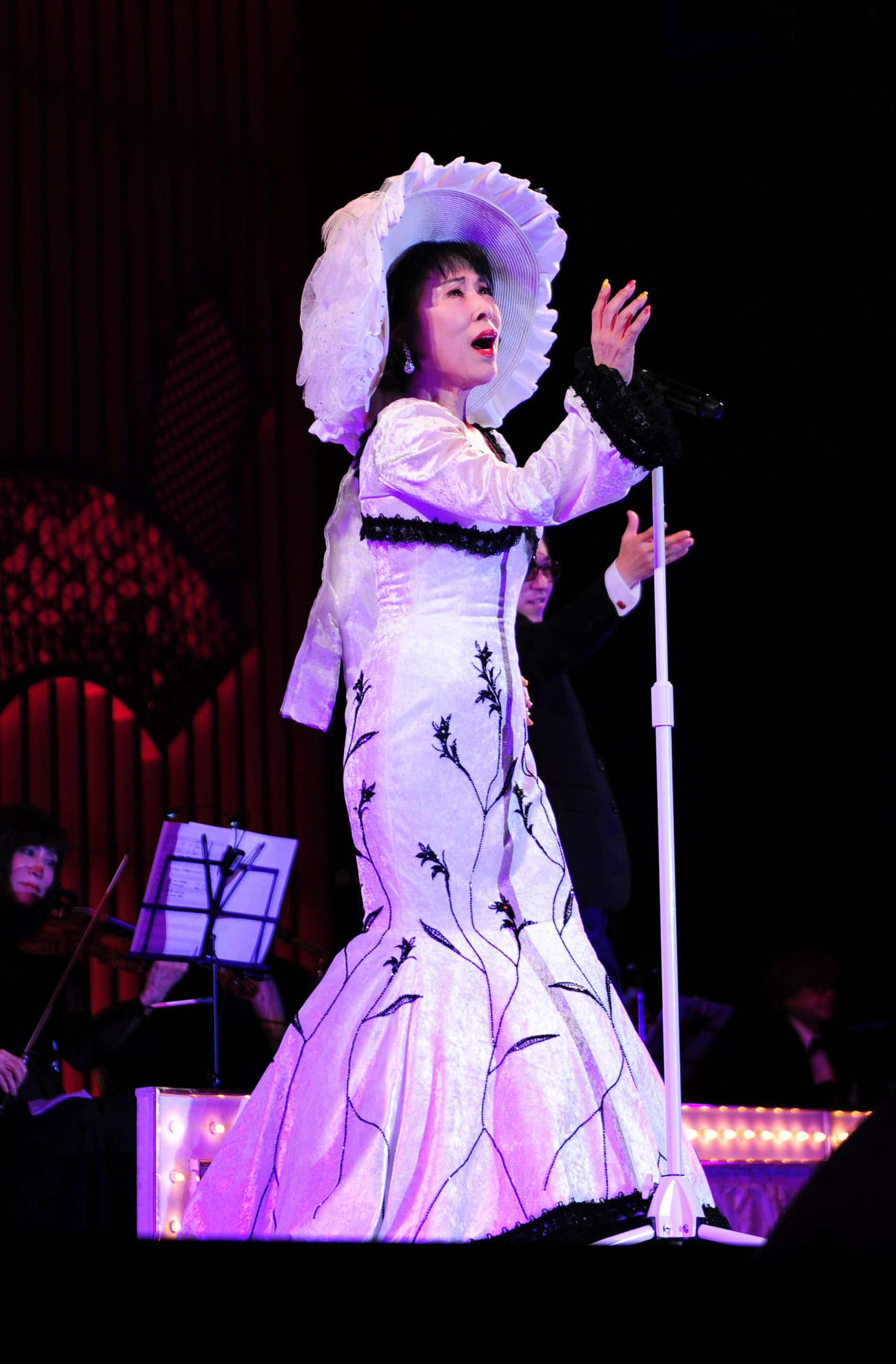 友人の藤あや子からプレゼントされた豪華ドレスで歌する原田悠里